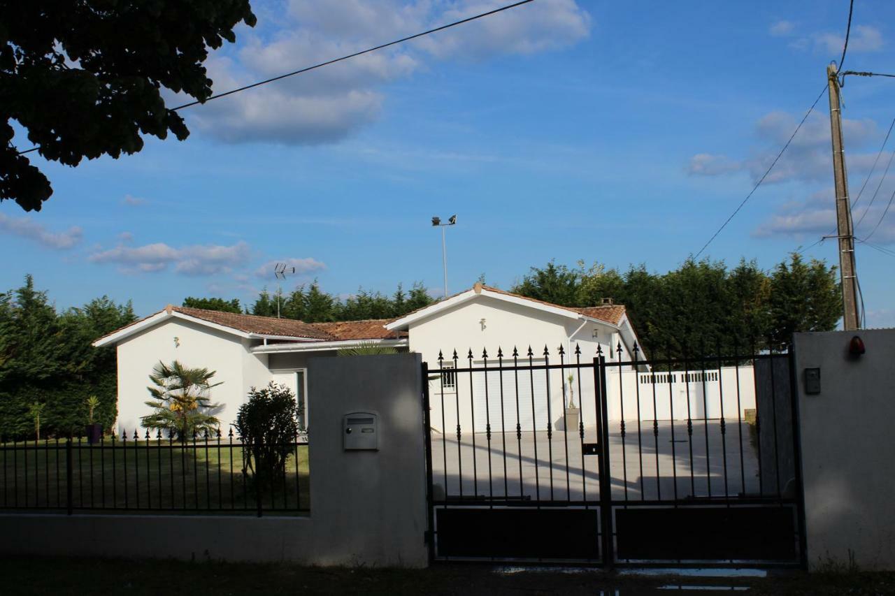 Les Tresors De Lizzie Hotell Coutras Exteriör bild